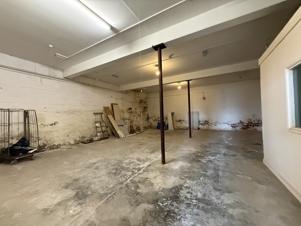 Lot: 42 - SUBSTANTIAL FREEHOLD FORMER PHARMACY WITH EXTENSIVE COMMERCIAL ACCOMMODATION - Lower ground floor storage